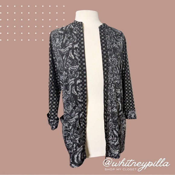 H&M Sweaters - 3/$20 H&M Top Black & White Floral Duster Kimono Cardigan 3/4 sleeve
